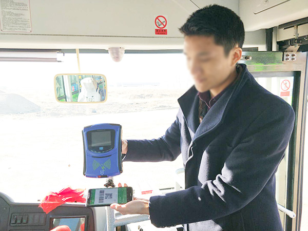公交上的乘車掃碼POS機示意圖