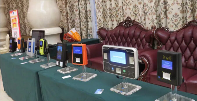 公交車上掃碼支付機器展示