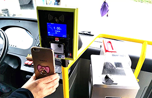 二維碼支付機(jī)具掃碼支付乘車費(fèi)用