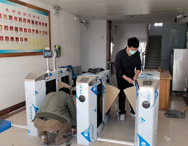 人臉識別測溫刷卡機安裝現(xiàn)場